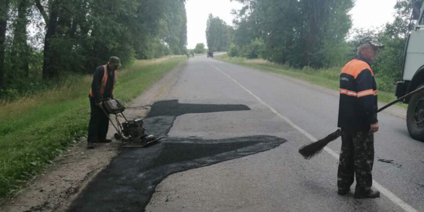 У Калинівському районі латають дороги