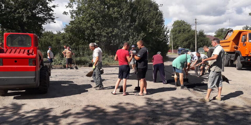 У Мізяківських Хуторах коштами місцевих підприємців ремонтують дорогу