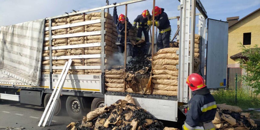 У Вінницькому районі загорівся Mersedes-Benz навантажений вугіллям