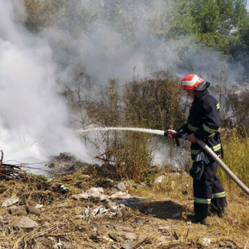 У Чернівецькому районі внаслідок загоряння сухої трави згоріла господарча споруда