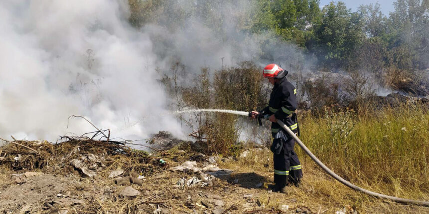 У Чернівецькому районі внаслідок загоряння сухої трави згоріла господарча споруда