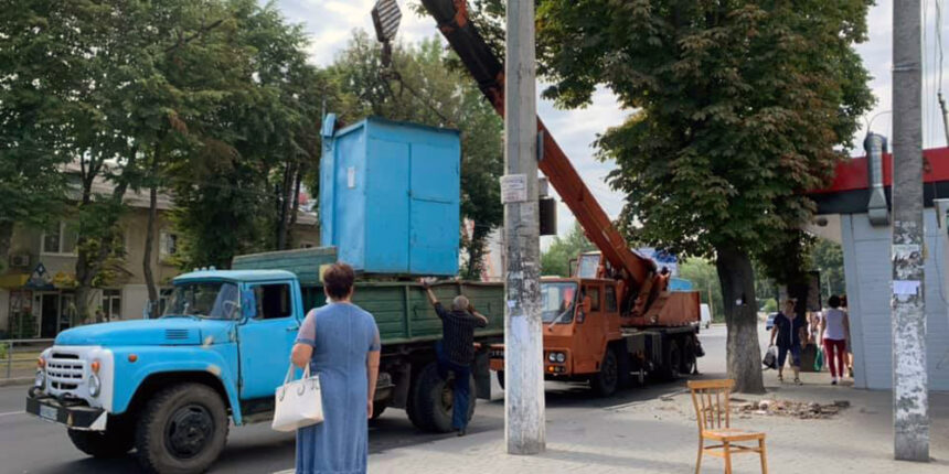 У Вінниці на Тяжилові демонтували пункт продажу проїзних на громадський транспорт