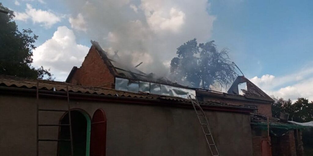 У Липовецькому районі згорів дах господарської будівлі
