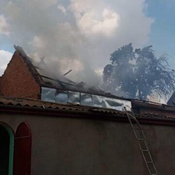 У Липовецькому районі згорів дах господарської будівлі
