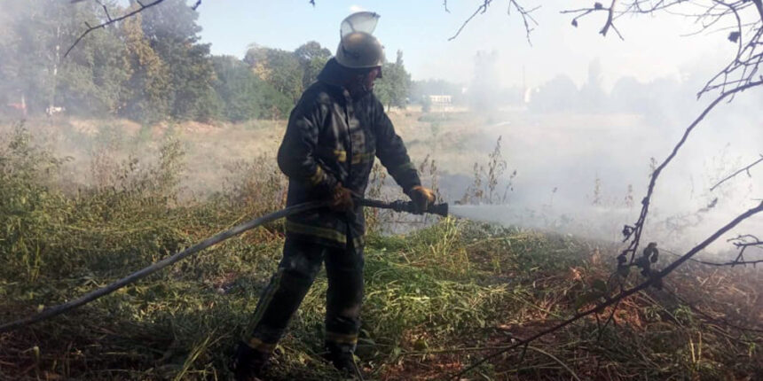 У Козятинському районі під час загоряння сухої рослинності опіки отримав місцевий мешканець