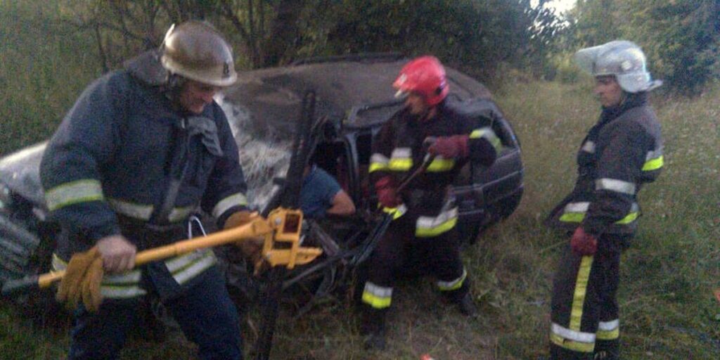 У Вінницькій області двох водіїв затисло у автівках після аварій - викликали рятувальників