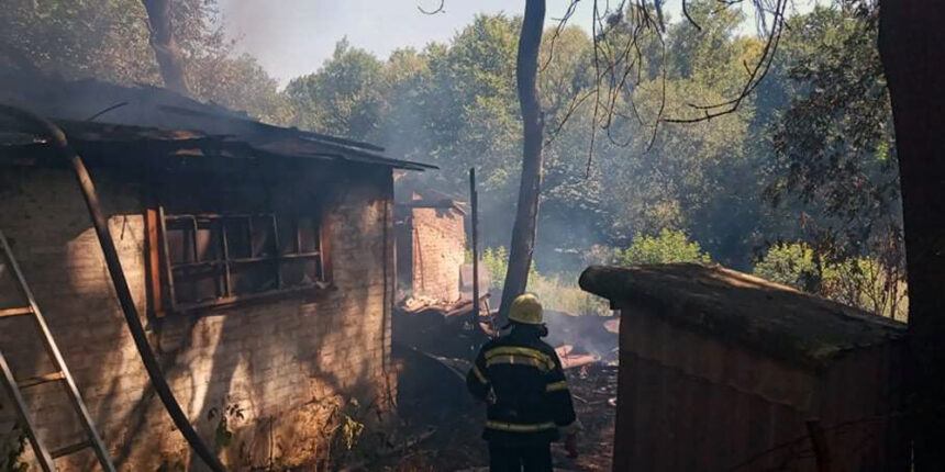 У Липовецькому районі рятувальники ліквідували пожежу на території приватного домоволодіння