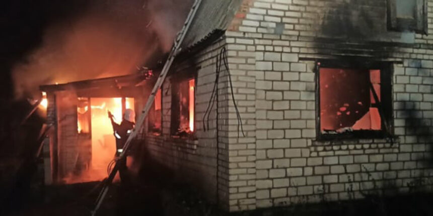 У Літинському районі згорів будинок та тонна сіна