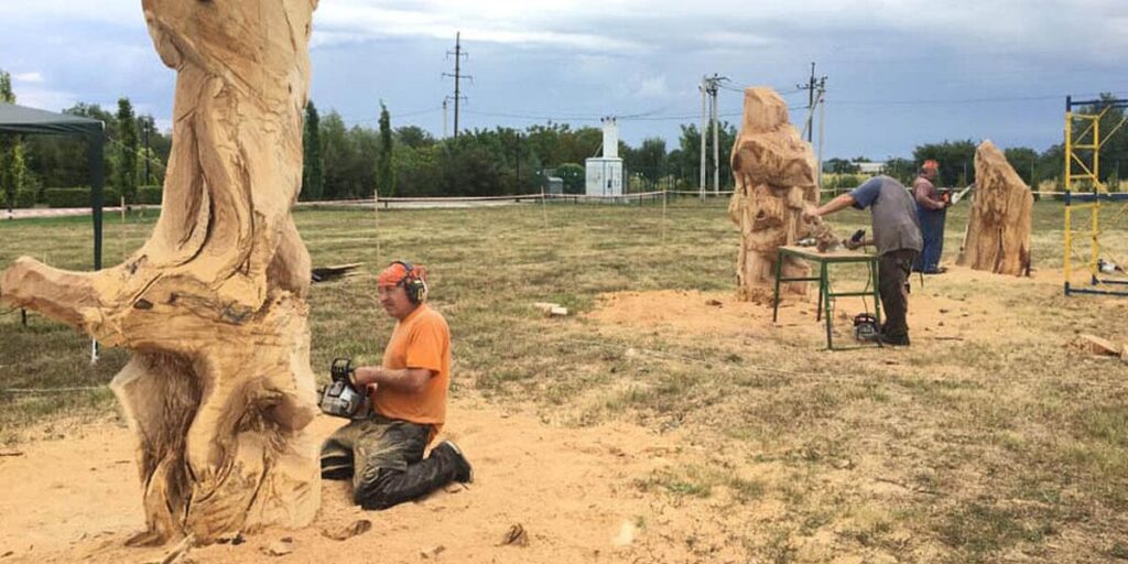 Як у Ладижині працюють майстри дерев’яної скульптури