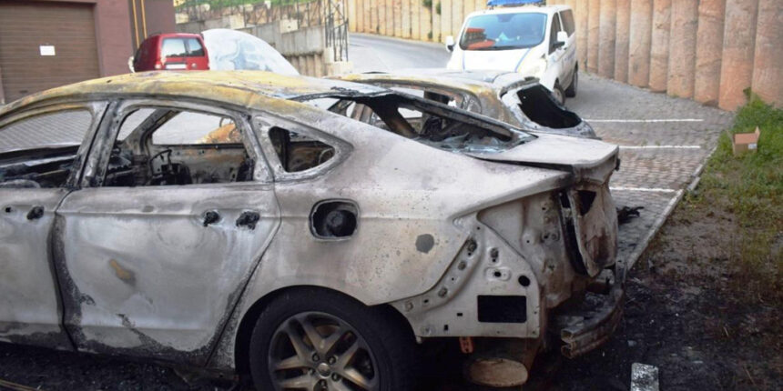 У Вінниці під новобудовами житлового комплексу “Резиденція” згоріли Peugeot та Ford