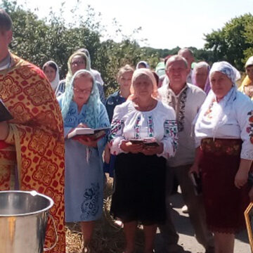 У Бершадському районі освятили придорожній хрест