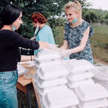 Волонтери організовують пікніки для вихованців інтернату у Сутисках