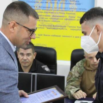 Поліцейські, які затримали у Вінниці крадіїв та закладчика наркотиків, отримали грамоти