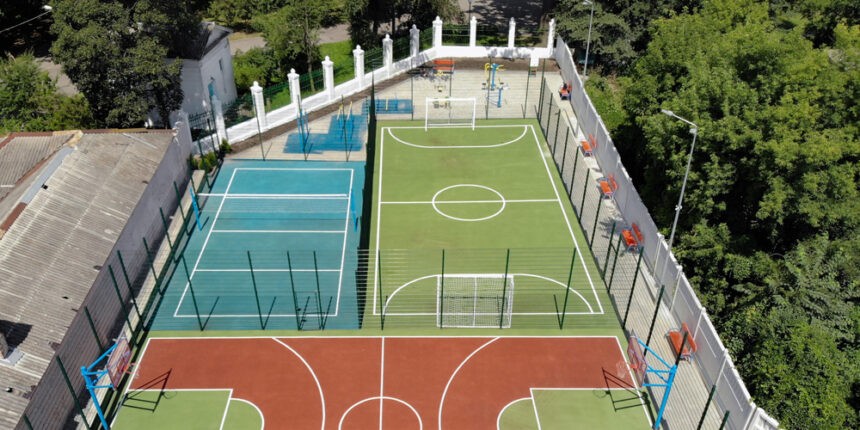 У Вінниці на території школи №2 завершується будівництво спортмайданчика