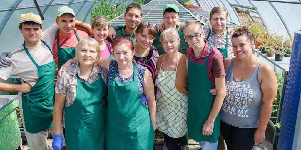 Тепличне господарство на Вінниччині: молоді люди з інвалідністю вирощують квіти, зелень та розсаду