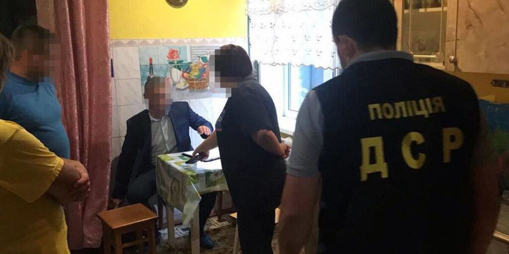 Вінницькі поліцейські викрили злочинне угруповання на вимаганні з підприємця 19 тис. дол