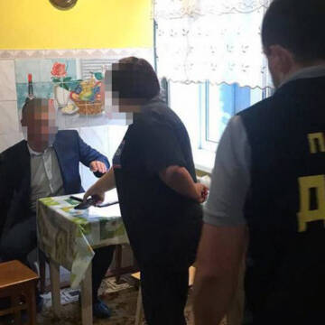Вінницькі поліцейські викрили злочинне угруповання на вимаганні з підприємця 19 тис. дол