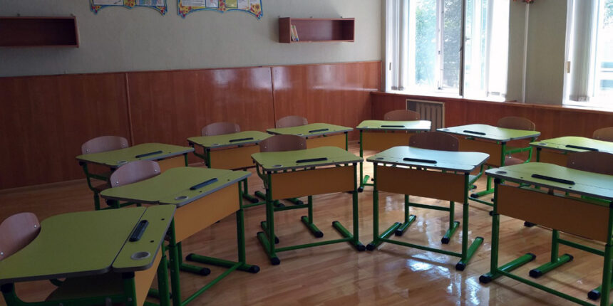 Для калинівських першокласників закупили нові меблі