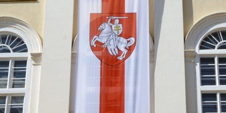 Вінничанин просить вивісити біло-червоно-білий прапор на будівлі Вінницької міськради