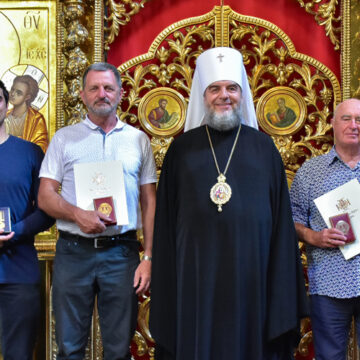 Митрополит Симеон вручив нагороди вінницьким медикам, які лікують хворих на коронавірус