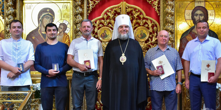 Митрополит Симеон вручив нагороди вінницьким медикам, які лікують хворих на коронавірус