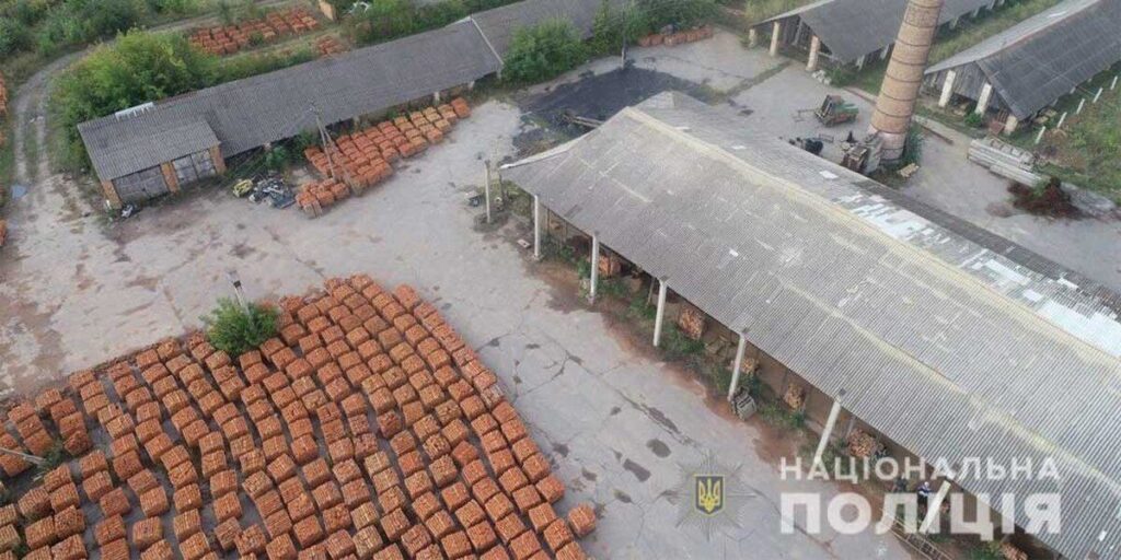 В Хмільнику поліцейські виявили масштабний незаконний видобуток глини