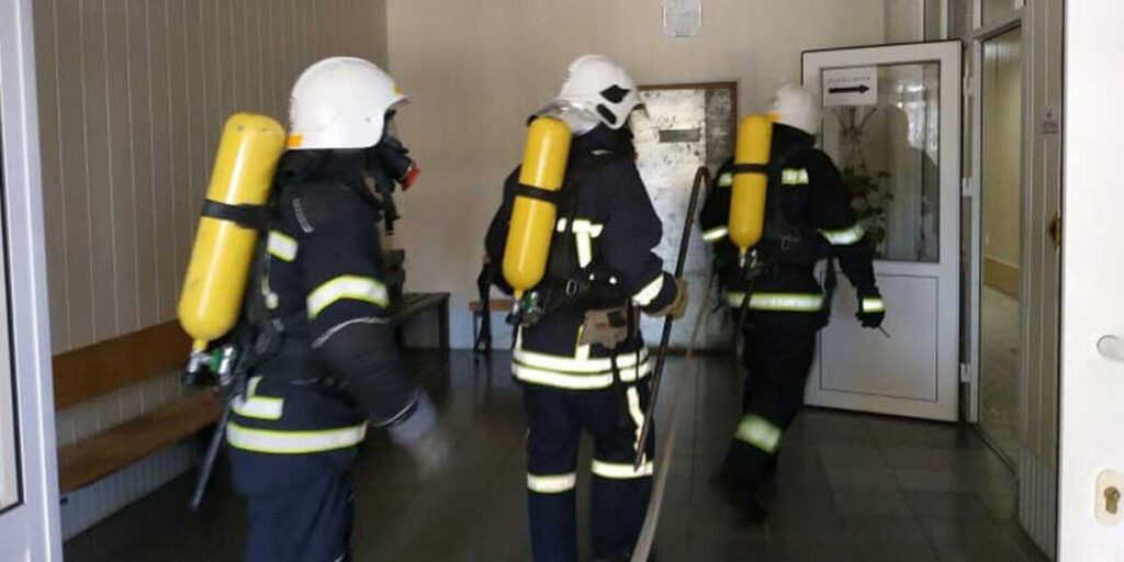 Тростянецькі рятувальники гасили умовну пожежу у приміщенні суду
