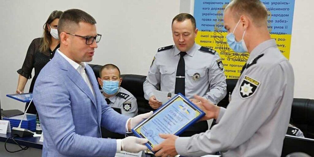 Начальник поліції Вінниччини відзначив правоохоронців за порятунок життя та розкриття тяжких злочинів