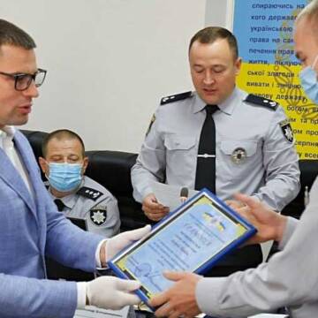 Начальник поліції Вінниччини відзначив правоохоронців за порятунок життя та розкриття тяжких злочинів