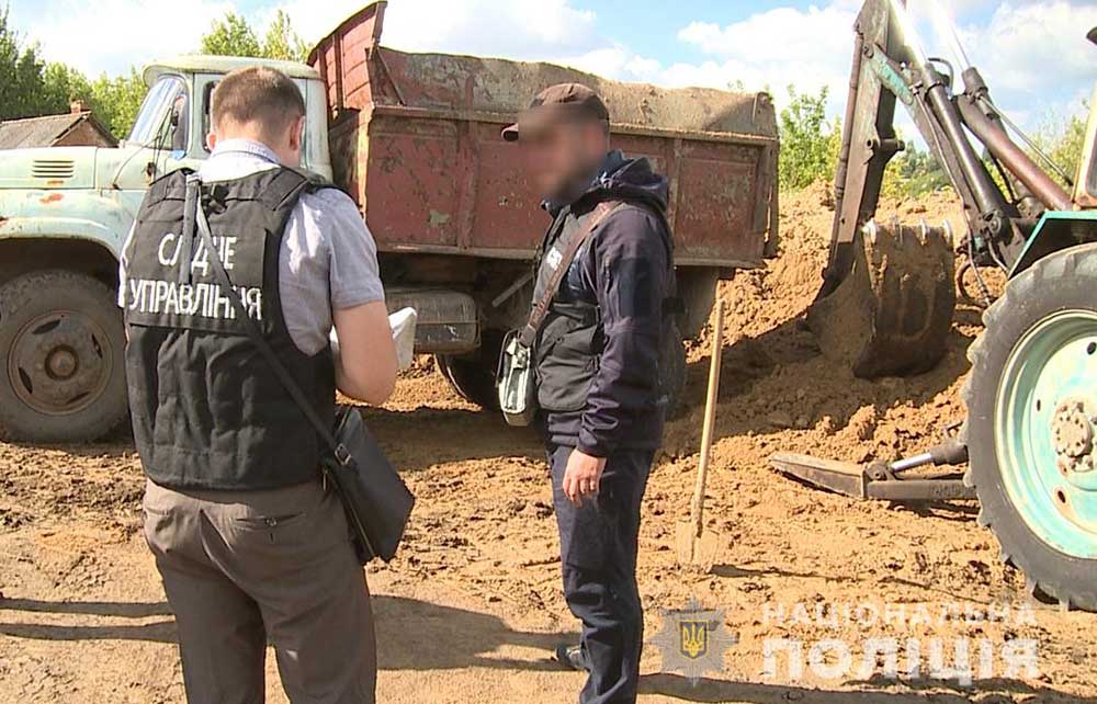 В Хмільнику поліцейські виявили масштабний незаконний  видобуток глини