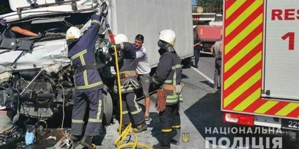В Козятинському районі зіштовхнулись дві вантажівки. Один із водіїв у лікарні