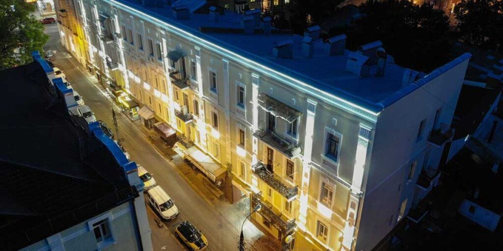 У центрі міста підсвітили оновлений фасад історичної будівлі