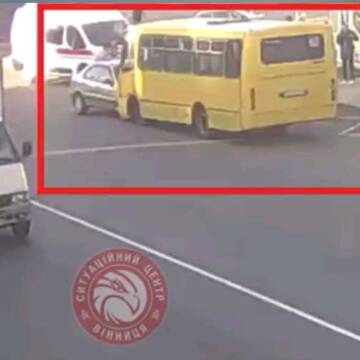 Камери відеонагляду зафіксували лобове зіткнення Daewoo та маршрутного таксі