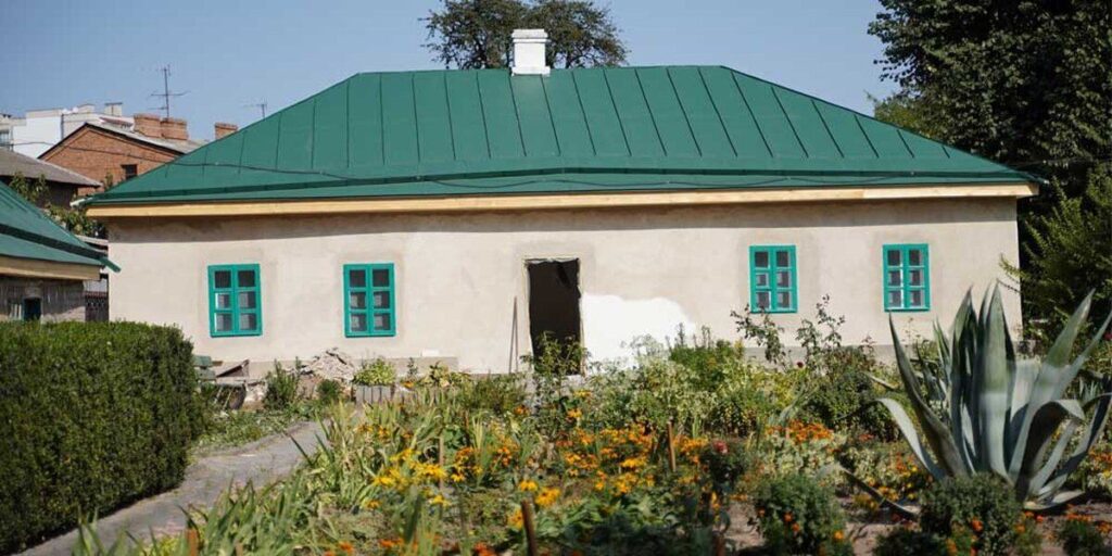 У хаті М. Коцюбинського вже перекрили дах та замінили вікна