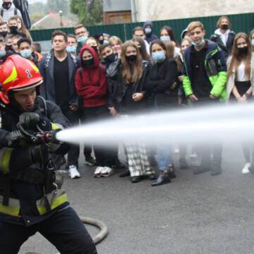 Вінницькі рятувальники нагадали школярам, як діяти під час надзвичайної події