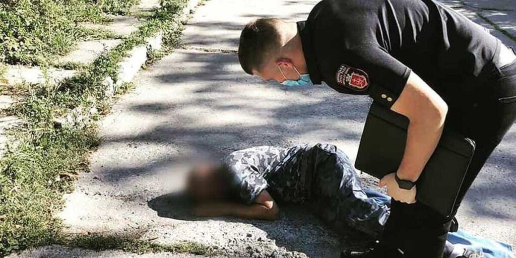В дворі багатоповерхівки знайшли непритомного чоловіка