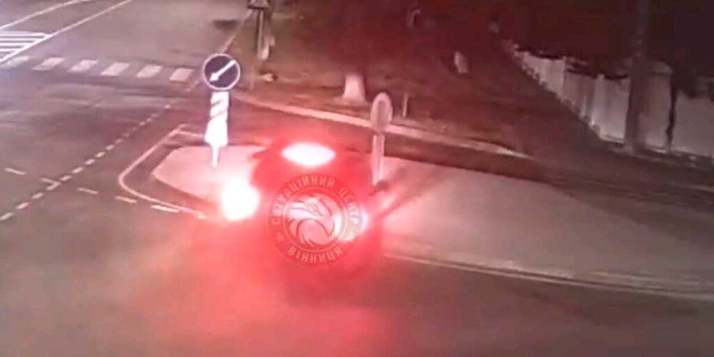 На Гніванському шосе Range Rover «зніс» дорожній знак на острівці безпеки