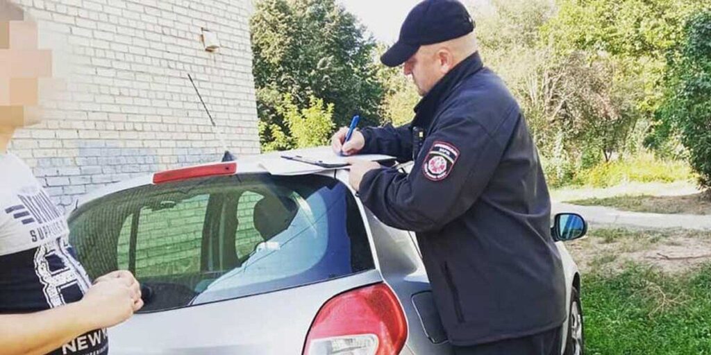 Муніципальна варта вирушила в рейд: «полюють» на водіїв, які паркуються на зелених зонах