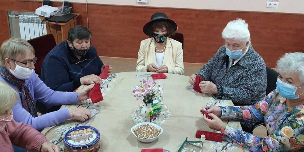 Працівники Терцентру розвезли одиноким літнім людям гостинці і влаштували майстер-клас «Мішечок щастя»