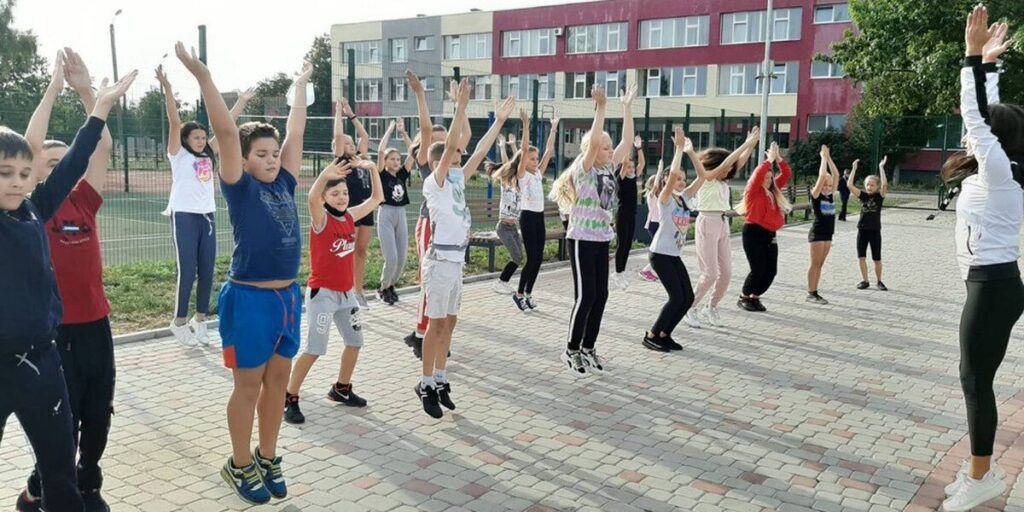У вінницькій школі №20 учні вперше вийшли на оновлений стадіон