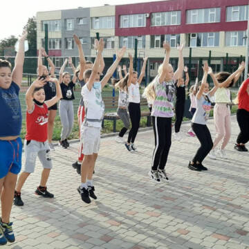 У вінницькій школі №20 учні вперше вийшли на оновлений стадіон