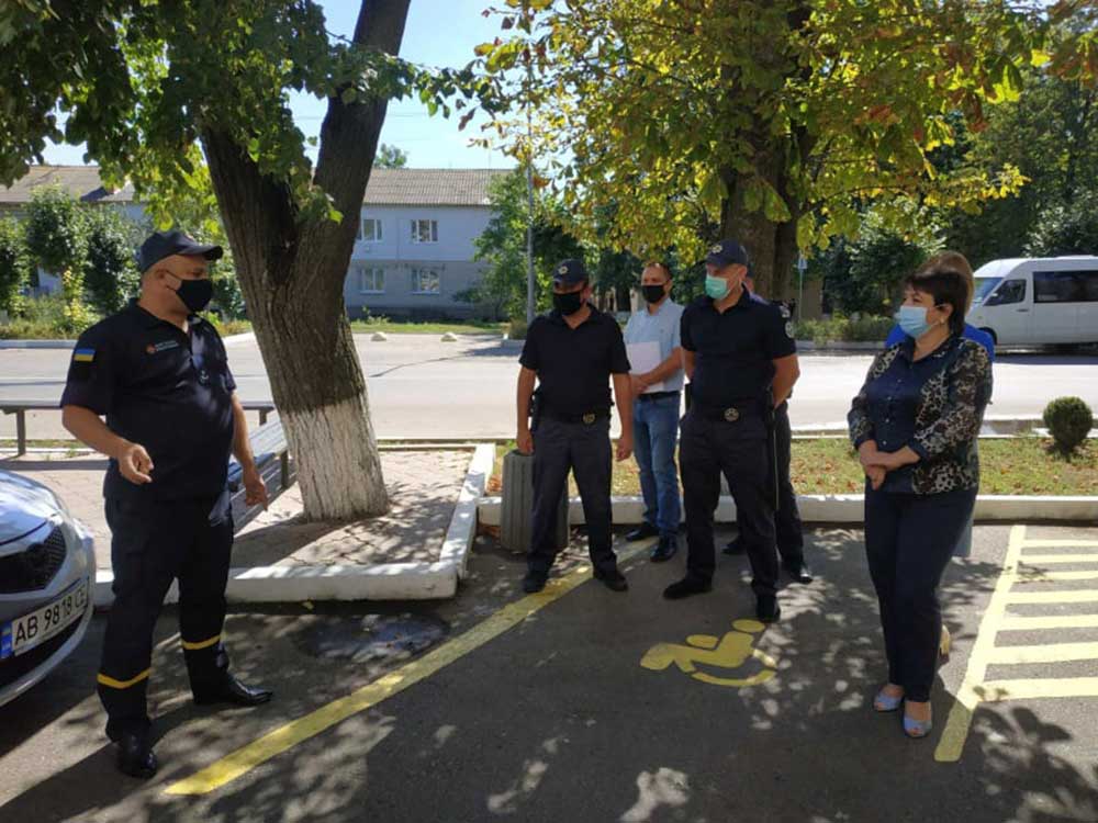 8 вересня на території Тростянецького районного суду відбулися спільні навчання рятувальників та працівників Феміди.