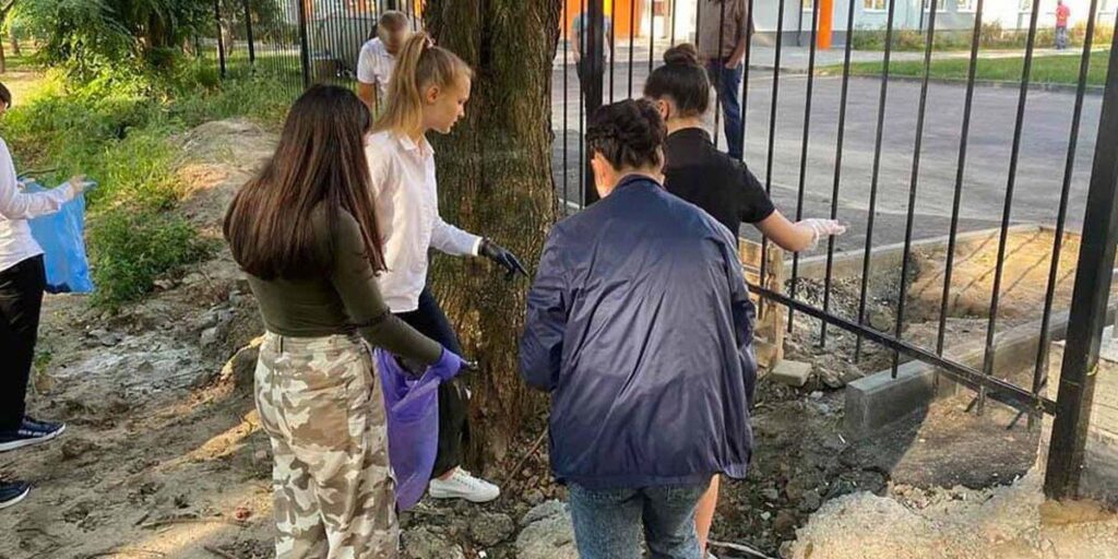 Вінницькі школярі долучились до акції з прибирання та благоустрою