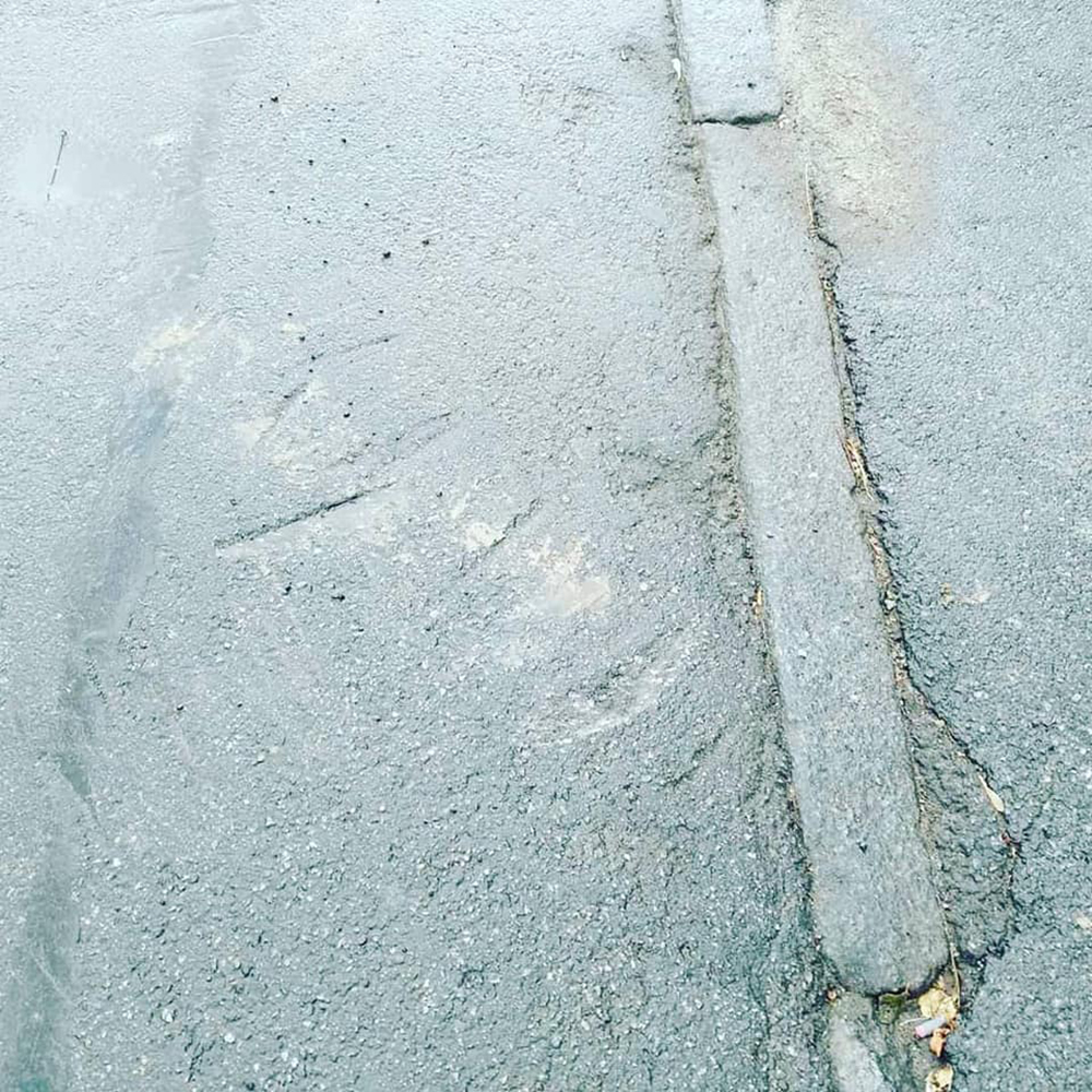 По вулиці Пирогова будівельна техніка пошкодила асфальт