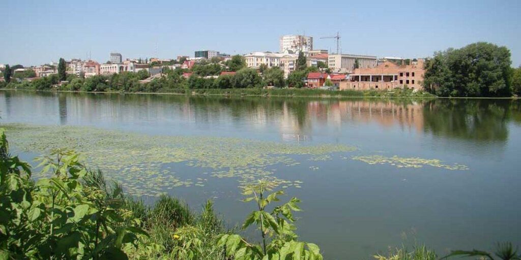 Вінницькі держслужбовці вирішили прибрати від сміття берег Південного Бугу
