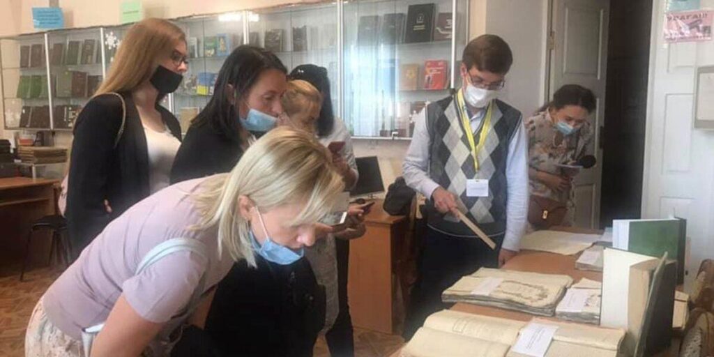 Вінничанам розповіли історію монастиря єзуїтів та показали контрольні роботи, яким близько 200 років
