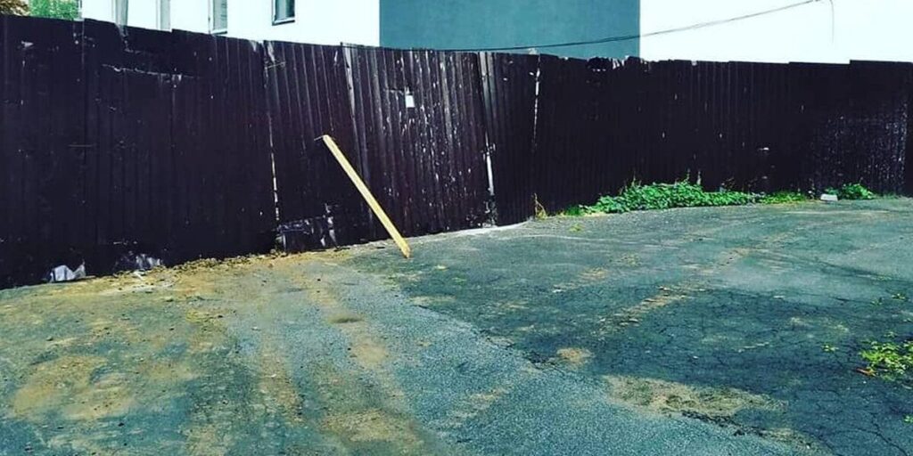 По вулиці Пирогова будівельна техніка пошкодила асфальт
