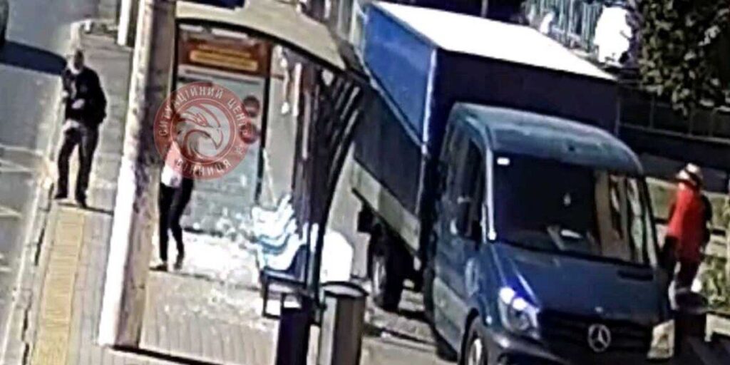 Водій вантажівки розтрощив зупинку на вулиці Пирогова
