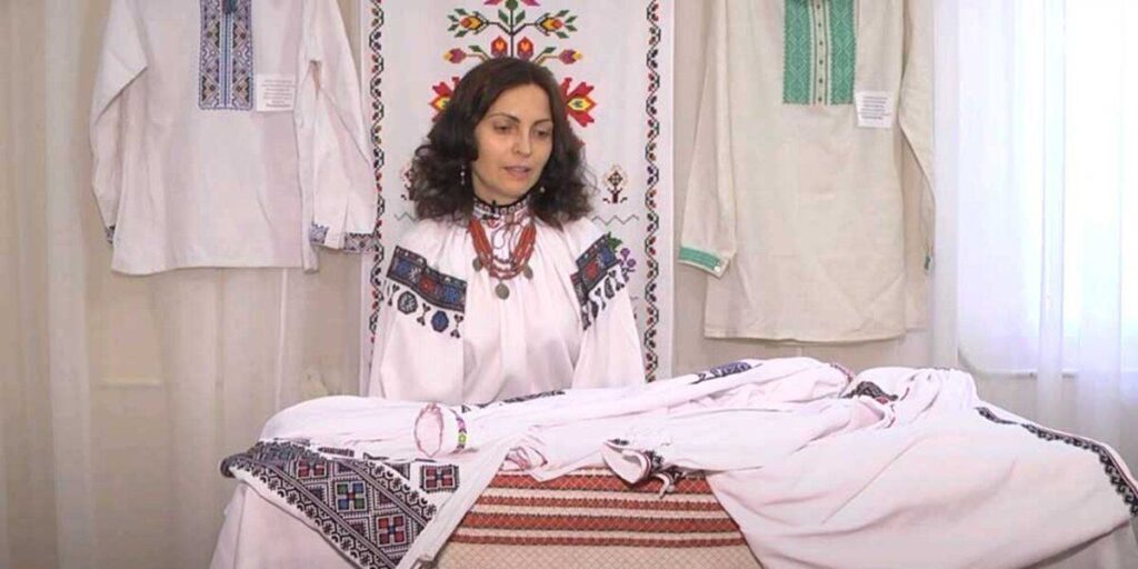 Вчителька початкової школи відроджує давню техніку вишивання