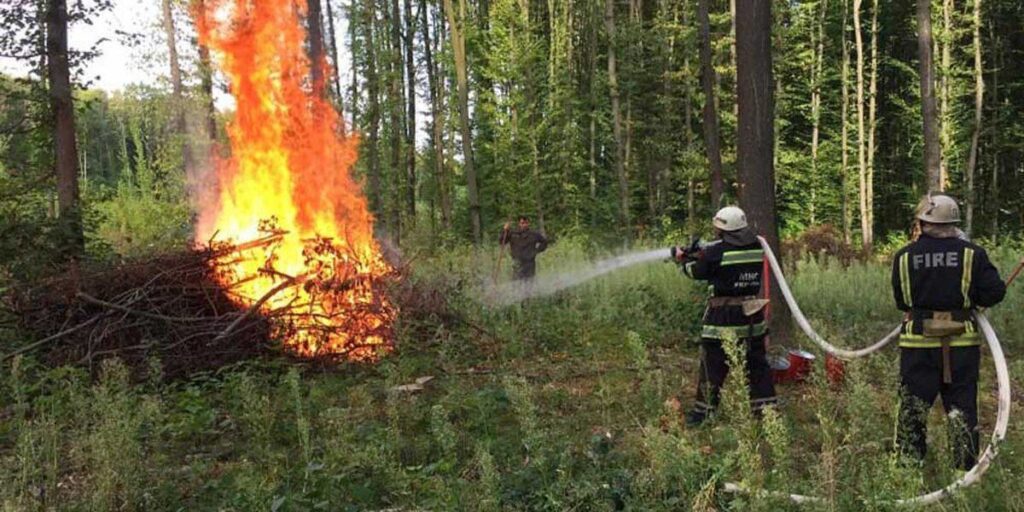 Немирівські вогнеборці тренувались гасити умовну лісову пожежу